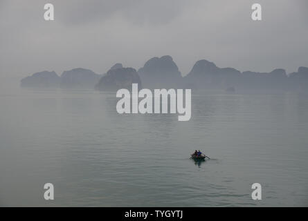 Boot in der Halong Bucht Stockfoto