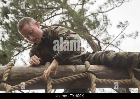 Irish Defence Forces Kapitän Liam McDonnell verhandelt das Vertrauen Kurs mit Serie Commander Kurs Klasse 2-17 an leatherneck Quadrat auf Marine Corps Recruit Depot Parris Island am 9. November 2016. Liam besuchte die Klasse ein besseres Verständnis dafür, wie das US Marine Corps führt Werte based training für Rekruten, Offiziere zu gewinnen, und bohren Sie Ausbilder, um zu verbessern, wie die Irish Defence Forces Verhalten gewinnen Ausbildung und um die Beziehungen zwischen den beiden Armeen der Nation zu stärken. Stockfoto