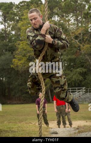 Irish Defence Forces Kapitän Liam McDonnell verhandelt das Vertrauen Kurs mit Serie Commander Kurs Klasse 2-17 an leatherneck Quadrat auf Marine Corps Recruit Depot Parris Island am 9. November 2016. Liam besuchte die Klasse ein besseres Verständnis dafür, wie das US Marine Corps führt Werte based training für Rekruten, Offiziere zu gewinnen, und bohren Sie Ausbilder, um zu verbessern, wie die Irish Defence Forces Verhalten gewinnen Ausbildung und um die Beziehungen zwischen den beiden Armeen der Nation zu stärken. Stockfoto