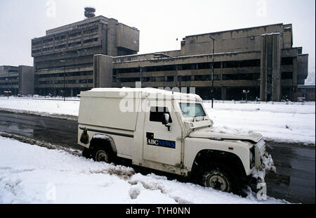 26. März 1993 während der Belagerung von Sarajevo: Die gepanzerte Landrover der amerikanischen Sender ABC News, außerhalb der BHRT Gebäude geparkt (Fernsehen). Stockfoto