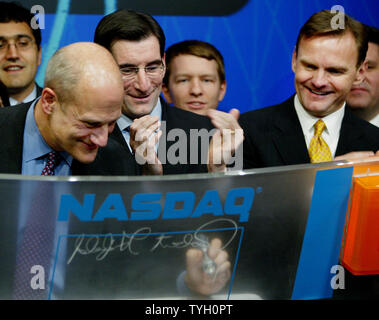 David Warren, Links, CFO der NASDAQ, Zeichen sein Name auf einer Elektronikplatine wie Bob Greifeld, zweite links, Chairman und CEO, und Bruce Aust, rechts, Executive Vice President, beobachten Sie während der schließenden Glocke am 28. Februar 2005 in New York City. Der NASDAQ Composite Index verlor 13,68 zu 2,051.72. (UPI Foto/Monika Graff) Stockfoto