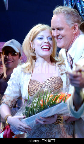 Schauspieler Sherie Rene Scott und John Lithgow nehmen Ihre 3/3/05 Opening Night Curtain Call Bögen im Broadway Musical "Schmutzige Ganoven" (UPI Foto/Ezio Petersen) Stockfoto