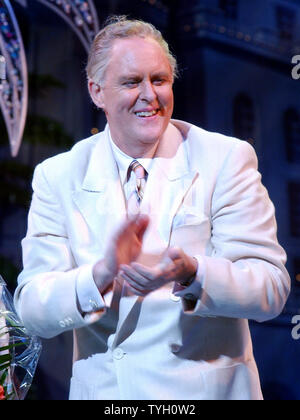 Schauspieler John Lithgow nimmt seine 3/3/05 Opening Night Curtain Call Bug im Broadway Musical "Schmutzige Ganoven" (UPI Foto/Ezio Petersen) Stockfoto