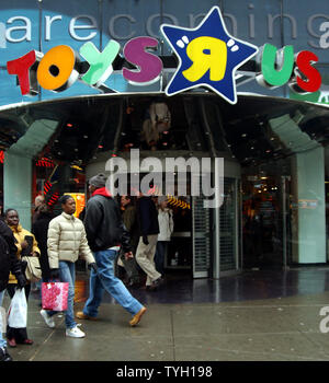 Menschen gehen vorbei an der New York Flagship Store für Toys R Us. im Times Square. Die New-jersey basierte Toys R Us Inc. wurde am 17. März 2005 Für $ 5,7 Milliarden Dollar von einem Konsortium aus zwei Private Equity Firmen und ein Immobilienentwickler gekauft. (UPI Foto/Ezio Petersen) Stockfoto