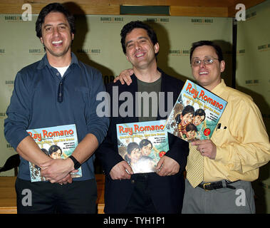 Ray Romano (links) und Brüder Richard (Mitte) und Robert (rechts) Zeichen Kopien Ihrer neuen Buch "Raymie, Dickie, und die Bohne: Warum ich liebe und hasse meine Brüder' bei Barnes & Noble in New York am 29. März 2005. (UPI Foto/Laura Cavanaugh) Stockfoto