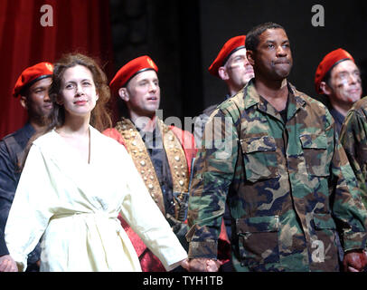 Oscar preisgekrönten Schauspieler Denzel Washington und Jessica Hecht (wer spielt Portia) nimmt Ihre April 3, 2005 Opening Night Broadway Curtain Call Bögen, die in der aktualisierten Produktion von William Shakespeare Julius Cäsar. (UPI Foto/Ezio Petersen) Stockfoto