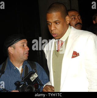 Rapper Jay-Z macht seine Weise hinter Fotografen während der April 3, 2005 Opening Night Broadway Produktion von William Shakespeare Julius Cäsar Hauptdarsteller Denzel Washington besuchen. (UPI Foto/Ezio Petersen) Stockfoto