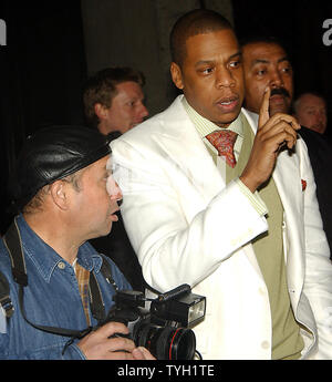 Rapper Jay-Z macht seine Weise hinter Fotografen während der April 3, 2005 Opening Night Broadway Produktion von William Shakespeare Julius Cäsar Hauptdarsteller Denzel Washington besuchen. (UPI Foto/Ezio Petersen) Stockfoto