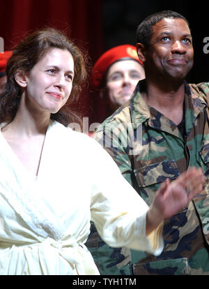 Oscar preisgekrönten Schauspieler Denzel Washington und Jessica Hecht (wer spielt Portia) nimmt Ihre April 3, 2005 Opening Night Broadway Curtain Call Bögen, die in der aktualisierten Produktion von William Shakespeare Julius Cäsar. (UPI Foto/Ezio Petersen) Stockfoto