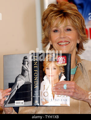 Schauspielerin Jane Fonda erscheint bei Barnes & Noble Buchhandlung in New York für den 5. April 2005 Buchpräsentation ihrer Biografie "mein Leben" (UPI Foto/Ezio Petersen) Stockfoto