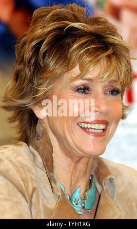 Schauspielerin Jane Fonda erscheint bei Barnes & Noble Buchhandlung in New York für den 5. April 2005 Buchpräsentation ihrer Biografie "mein Leben" (UPI Foto/Ezio Petersen) Stockfoto