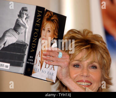 Schauspielerin Jane Fonda erscheint bei Barnes & Noble Buchhandlung in New York für den 5. April 2005 Buchpräsentation ihrer Biografie "mein Leben" (UPI Foto/Ezio Petersen) Stockfoto