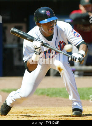 New York Mets' Jose Reyes versucht, den Bauch weg von Houston Astros' Krug Andy Pettitte im dritten Inning während der Mets' home Opener auf das Shea Stadium, das am 11. April 2005 in New York City. Reyes ging erfolgreich einzelne während der at-bat. (UPI Foto/Monika Graff) Stockfoto