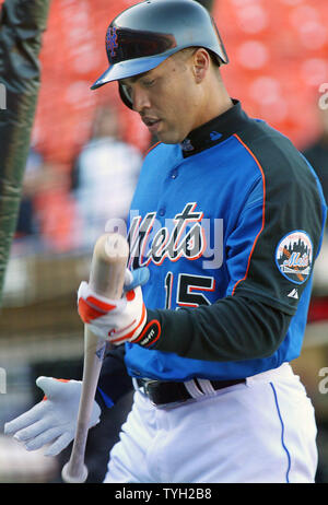 Carlos Beltran, centerfielder für die New York Mets, nimmt schlagende Praxis vor Beginn der Mets' home Spiel gegen die Houston Astros im Shea Stadium am 13. April 2005 in New York City. (UPI Foto/Monika Graff) Stockfoto