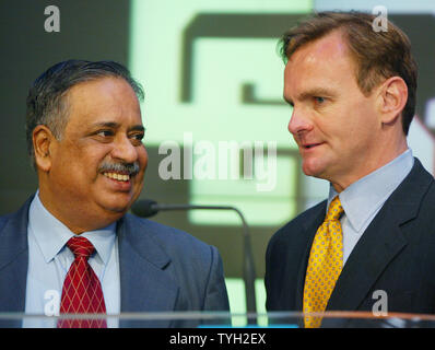 M. Damodaran, Links, Vorsitzender des Indischen Securities und Exchange Board (SEBI), spricht Bruce Aust, Executive Vice President der Corporate Client Division der NASDAQ vor dem Klingeln der öffnung Glocke am 18. April 2005 in New York City. Die SEBI ist eingerichtet, die zum Schutz der Interessen von Anlegern in Wertpapieren und helfen, den Markt in Indien zu regulieren. (UPI Foto/Monika Graff) Stockfoto