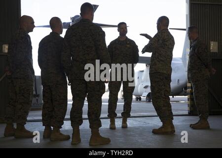 Generalleutnant Michael G. Dana, Stellvertretender Kommandant für Marine Corps Installationen und Logistik, spricht mit US-Marines Special Purpose Marine Air Ground Task Force-Crisis Response-Africa während einer Tour in Morón, Spanien, November 09, 2016 zugeordnet. Bei seinem Besuch, Dana tourte, sprach mit Marines über ihre Rolle in der SPMAGTF und beantwortete Fragen bezüglich der Zukunft der Marine Corps Logistik. Stockfoto