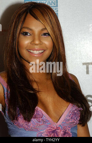 Schauspielerin, Sängerin Ashanti kommt für den 27. April 2005 in New York Premiere ihres ABC telefilm "Die Muppets' Wizard of Oz' im Tribeca Film Festival 2005. (UPI Foto/Ezio Petersen) Stockfoto