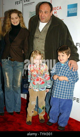 Schauspieler James Gandolfini und seine Kinder kommt für den 27. April 2005 in New York Premiere der ABC-Fernsehfilm "Die Muppets' Wizard of Oz' im Tribeca Film Festival 2005. (UPI Foto/Ezio Petersen) Stockfoto
