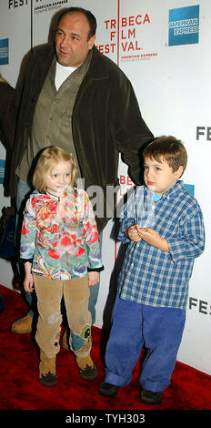 Schauspieler James Gandolfini und seine Kinder kommt für den 27. April 2005 in New York Premiere der ABC-Fernsehfilm "Die Muppets' Wizard of Oz' im Tribeca Film Festival 2005. (UPI Foto/Ezio Petersen) Stockfoto