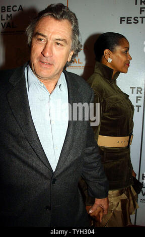 Schauspieler Robert DeNiro, Mitbegründer des Tribeca Film Festivital und seine Frau für den 27. April 2005 in New York Premiere der ABC-Fernsehfilm "Die Muppets' Wizard of Oz' im Tribeca Film Festival 2005 ankommen. (UPI Foto/Ezio Petersen) Stockfoto