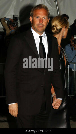 Schauspieler Kevin Costner und Frau Christine Baumgartner an der Costume Institute Gala feiert Chanel am 2. Mai 2005 an der New Yorker Metropolitan Museum of Art (UPI Foto/Ezio Petersen) Stockfoto