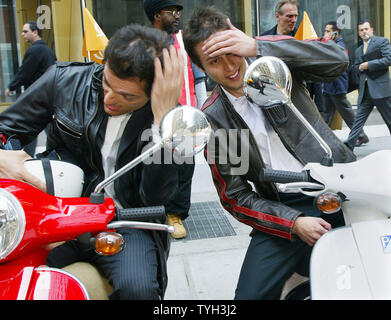 Ferico Musi, Links, Vice President für Marketing und Business Development für Piaggio USA und College John Velez, ihre Haare mit Hilfe von hinten ihren Rollern 'check Rückspiegel, bevor für ein Foto am 10. Mai 2005 in New York City posieren. Piaggio USA, was die Vespa Roller herstellt, stellt ihre neue LX Modell, das Sie entlang der Sixth Avenue für Anzeige gesäumt. (UPI Foto/Monika Graff) Stockfoto