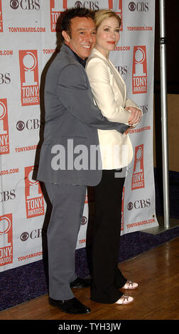 Schauspielerin Christina Applegate, nominiert in der Kategorie "Beste Schauspielerin in einem Musical "Sweet Charity Show und die Tony nominiert Choreograph Wayne Cilento die Medien treffen sich am 11. Mai 2005 Tony Award nominierten Mittagessen. (UPI Foto/Ezio Petersen) Stockfoto