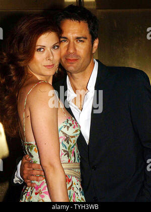 Schauspieler Eric McCormack und Debra Messing, der Stern in der ABC-TV-Serie "Will & Grace" die 2005 NBC tv Upfronts in New York hielt am 16. Mai teilzunehmen, 2005 in der Radio City Music Hall. (UPI Foto/Ezio Petersen) Stockfoto