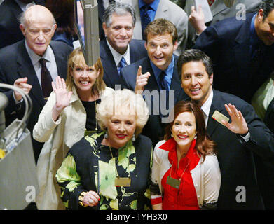 Die Besetzung der "jeder Raymond liebt, "Auch (gesehen von links nach rechts) Peter Boyle, Monica Horan, Doris Roberts, CBS-Präsident Les Mooves, Phil Rosenthal, Executive Producer der Show, Patricia Heaton und Raymond Romano, der die Hauptfigur der TV-Show, Besichtigung der Fußboden der New York Stock Exchange am 16. Mai 2005 in New York City spielt. Die beliebte TV-Serie lüftet seine Reihe finale heute Abend nach neun Jahren. (UPI Foto/Monika Graff) Stockfoto