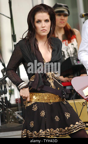 Lisa Marie Presley führt im New Yorker City Hall Park am 19. Mai 2005 hop Caroline Kennedy Projekt 4 Class', eine Verkaufsaktion, die New York City Public School Bibliotheken zu fördern. (UPI Foto/Ezio Petersen) Stockfoto