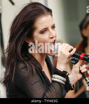 Lisa Marie Presley führt im New Yorker City Hall Park am 19. Mai 2005 hop Caroline Kennedy Projekt 4 Class', eine Verkaufsaktion, die New York City Public School Bibliotheken zu fördern. (UPI Foto/Ezio Petersen) Stockfoto