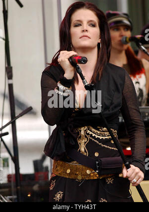 Lisa Marie Presley führt im New Yorker City Hall Park am 19. Mai 2005 hop Caroline Kennedy Projekt 4 Class', eine Verkaufsaktion, die New York City Public School Bibliotheken zu fördern. (UPI Foto/Ezio Petersen) Stockfoto