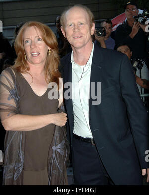 Oscar preisgekrönten Regisseur Ron Howard und Frau/Thema Cheryl Howard Crew nehmen an der 1. Juni 2005 in New York Premiere von seinem neuen Film "Cinderella Man" welche Stars Russell Crowe und Renee Zwellweger. (UPI Foto/Ezio Petersen) Stockfoto