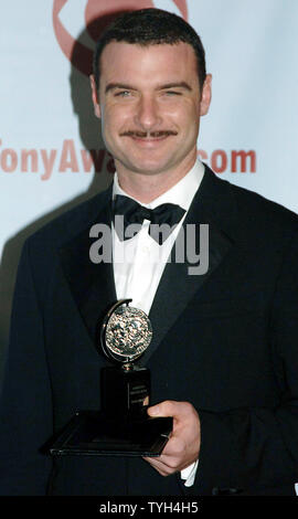 Liev Schreiber, 2005 Tony Award für das beste 'Empfohlene Schauspieler in einem Spiel: Glengarry Glen Ross' stellt an den 2005 Tony Award Zeremonien am Juni 5, 2005 in der New Yorker Radio City Music Hall. (UPI Foto/Ezio Petersen) Stockfoto