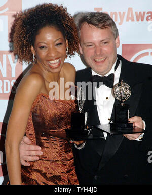 Adriane Lenox, 2005 Tony Award für das beste 'Empfohlene Schauspielerin in einem Theaterstück: Zweifel" wirft mit Doug Hughes, Beste Regie Spielen: Zweifel an den 2005 Tony Award Zeremonien am Juni 5, 2005 in der New Yorker Radio City Music Hall. (UPI Foto/Ezio Petersen) Stockfoto