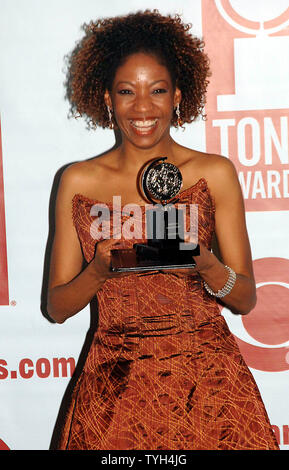 Adriane Lenox, 2005 Tony Award für das beste 'Empfohlene Schauspielerin in einem Theaterstück: Zweifel' stellt an den 2005 Tony Award Zeremonien am Juni 5, 2005 in der New Yorker Radio City Music Hall. (UPI Foto/Ezio Petersen) Stockfoto