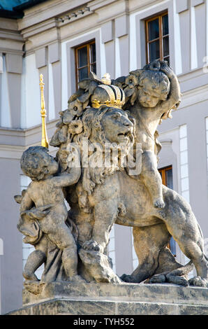 Hradcany. Die Prager Burg Eingang Detail mit Skulptur. Prag, Tschechische Republik. Stockfoto