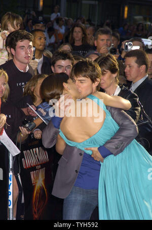 Schauspieler Tom Cruise und seine Verlobte Schauspielerin Katie Holmes nehmen an der 23. Juni 2005, New York Premiere für neuen Film "Krieg der Welten". (UPI Foto/Robin Platzer) Stockfoto