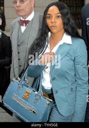 Recording Artist Lil Kim (Kimberly Jones) verlässt Manhattan Bundesgerichtshof am 6. Juli 2005 nach einem Jahr und einem Tag Gefängnis verurteilt werden und einer Geldstrafe von 50.000 $ für eine Grand Jury Lügen über ein Shooting 2001 Vorfall außerhalb einer hip hop Radio Station. Frau Jones beginnt ihre Zeit, das am 19. September 2005. (UPI Foto/Ezio Petersen) Stockfoto