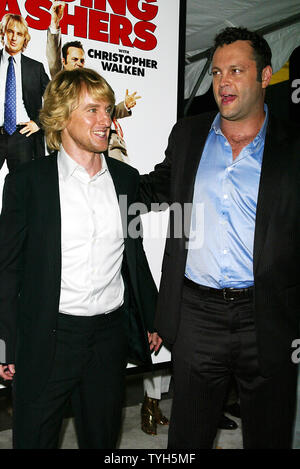 Owen Wilson (links) und Vince Vaughn kommen für die Premiere ihres neuen Films "Wedding Crashers" an der Ziegfeld Theater in New York am 13. Juli 2005. (UPI Foto/Laura Cavanaugh) Stockfoto
