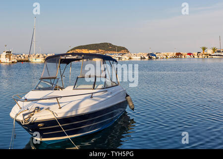Schönen Meereslandschaft mit kleinen Boot im Hafen, Nordgriechenland, Europa. Stockfoto