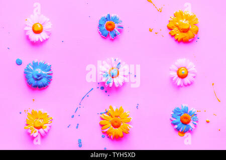 Der daisy-Muster ist in Blau und Gelb säure Farben mit Neon Beleuchtung gefärbt. Sommer ideologischen kreative Gestaltung, hellen Hintergrund Stockfoto