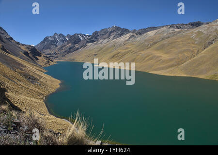 Anzeigen von Laguna Quta Thiya entlang der Cordillera Real Traverse, Bolivien Stockfoto