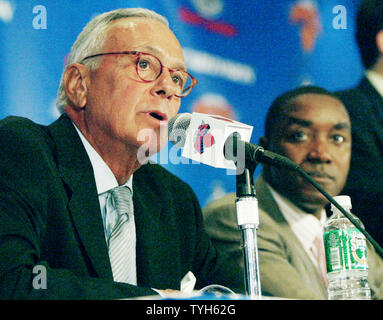 Larry Brown spricht über seine neue Position als Head Coach für die New York Knicks während einer Pressekonferenz im Madison Square Garden am 28. Juli 2005 in New York City. Braun, ehemaliger Trainer für die Detroit Pistons, die höchste gezahlt Basketball Trainer aller Zeiten werden, Empfangen von über 10 Mio. $ pro Jahr. Isiah Thomas, Präsident des Teams, der zuhört. (UPI Foto/Monika Graff) Stockfoto