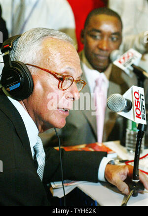 Basketball Hall of Famer Larry Brown, Links, spricht über seine neue Position als Head Coach für die New York Knicks' als Präsident des Teams Isiah Thomas listnes in einem Rundfunkinterview im Anschluss an eine Pressekonferenz im Madison Square Garden am 28. Juli 2005 in New York City. Braun, ehemaliger Trainer für die Detroit Pistons, die höchste gezahlt Basketball Trainer aller Zeiten werden, Empfangen von über 10 Mio. $ pro Jahr. (UPI Foto/Monika Graff) Stockfoto