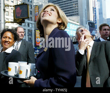 Thannya Beck, Center, General Manager für Denny's, und Nelson Marchioli, rechts, CEO und Präsident der Restaurant kette, bis auf die riesigen Bildschirm, die das Logo des Unternehmens in Time Square trägt nach Marchioli der öffnung Glocke an der NASDAQ am 2. August schellte, 2005 in New York City. Denny's Feiert relisting mit dem Exchange sowie eine Steigerung im zweiten Quartal und 22 Monaten positiv Umsatzwachstum. (UPI Foto/Monika Graff) Stockfoto