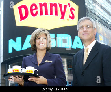 Thannya Beck, General Manager, Denny's, und Nelson Marchioli, CEO und Präsident der Restaurant kette, stehen vor riesigen Bildschirm der NASDAQ in Time Square nach Marchioli läutete an der öffnung Glocke an der Börse am 2. August 2005 in New York City. Denny's Feiert relisting mit NASDAQ sowie ein Anstieg im zweiten Quartal und 22 Monaten positiv Umsatzwachstum. (UPI Foto/Monika Graff) Stockfoto