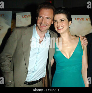 Schauspieler Ralph Fiennes und Rachel Weisz pose Am 8. August 2005 in