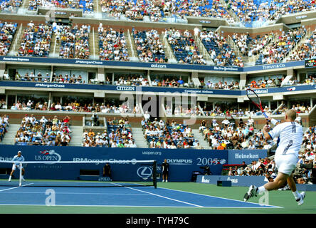 Andre Agassi (USA), Recht, die ist die siebte Same player, liefert die dazu dienen, Tomas Berdych der tschechischen Republik als Menschenmassen brechen die Besucherrekord bei den US Open in der National Tennis Center am 3. September 2005 in New York City. (UPI Foto/Monika Graff) Stockfoto