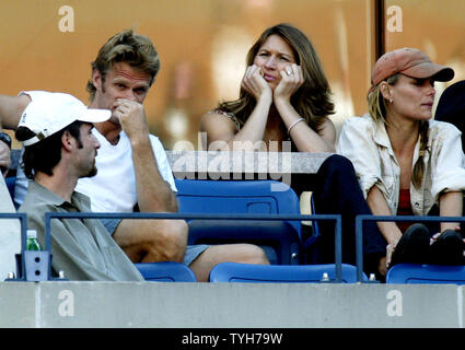 Steffi Graff, zweite rechts, Uhren ihr Ehemann Andre Agassi spielen Tomas Berdych der tschechischen Republik während ihres Gleichen an den US Open am National Tennis Center am 3. September 2005 in New York City. (UPI Foto/Monika Graff) Stockfoto